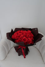 Load image into Gallery viewer, 30 Red silk rose Bouquet

